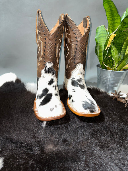 Exotic “Belico White” Cowhide Size 8